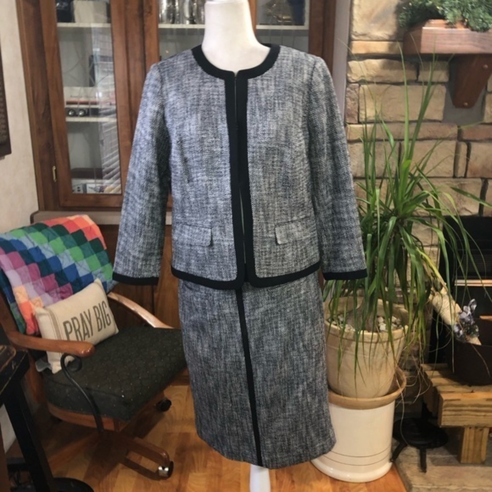 COPY - TALBOTS SIZE 8 2 PIECE JACKET & SKIRT. BLACK/WHITE MARLED TWEED JACKET